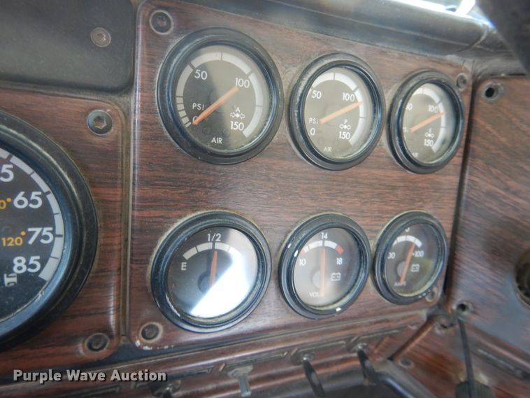 image for item DL0327 1999 Freightliner FLD  semi truck