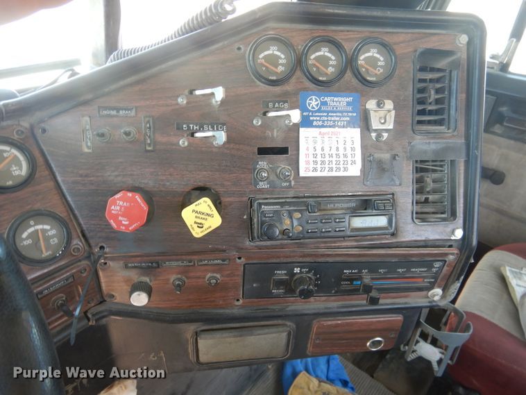 image for item DL0327 1999 Freightliner FLD  semi truck