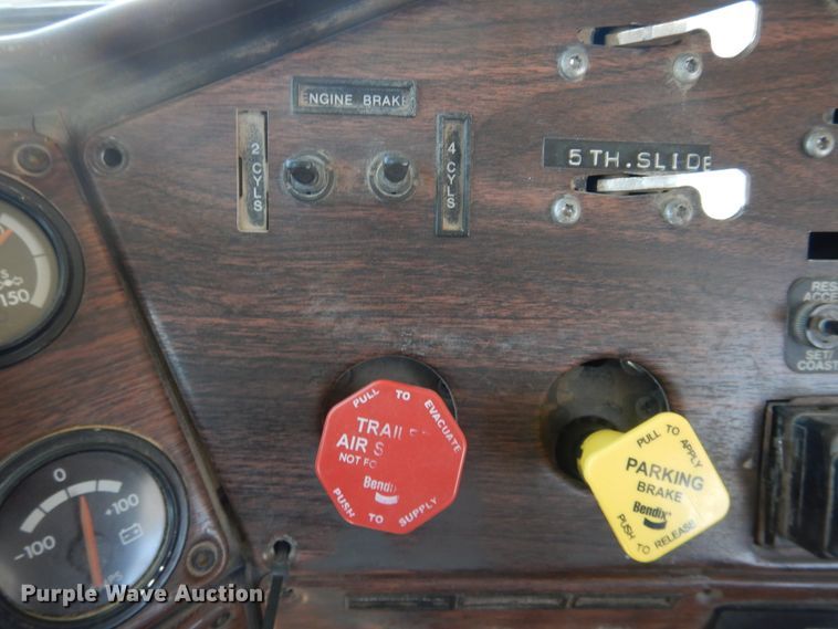 image for item DL0327 1999 Freightliner FLD  semi truck