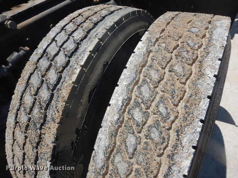 image for item DL0327 1999 Freightliner FLD  semi truck