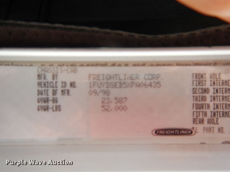 image for item DL0327 1999 Freightliner FLD  semi truck