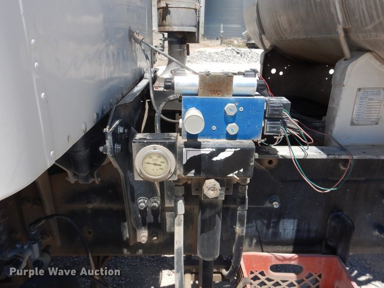 image for item DL0329 2000 International 5500i  ready mix truck