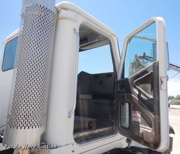 image for item DL0329 2000 International 5500i  ready mix truck