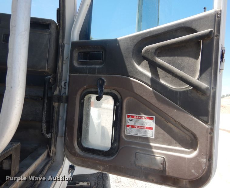 image for item DL0329 2000 International 5500i  ready mix truck