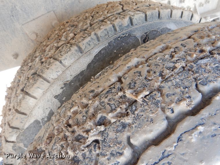 image for item DL0329 2000 International 5500i  ready mix truck