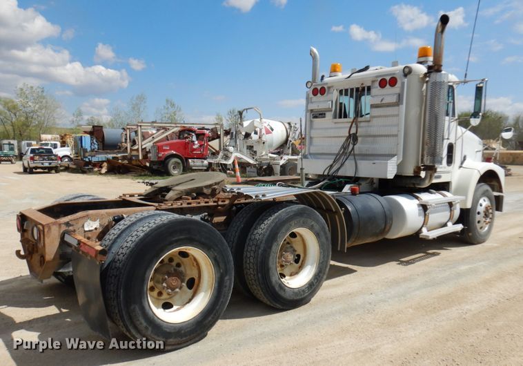 image for item GC9934 2005 Freightliner FLD  semi truck