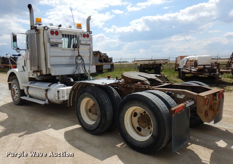 image for item GC9934 2005 Freightliner FLD  semi truck