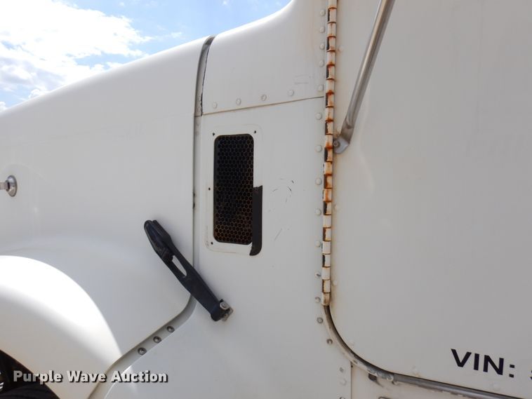 image for item GC9934 2005 Freightliner FLD  semi truck