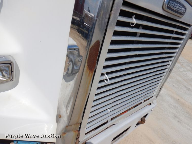 image for item GC9934 2005 Freightliner FLD  semi truck