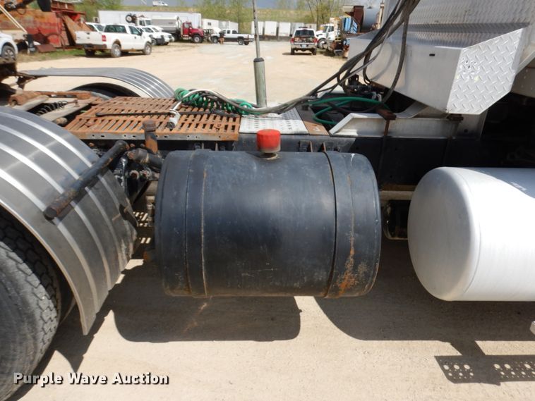 image for item GC9934 2005 Freightliner FLD  semi truck