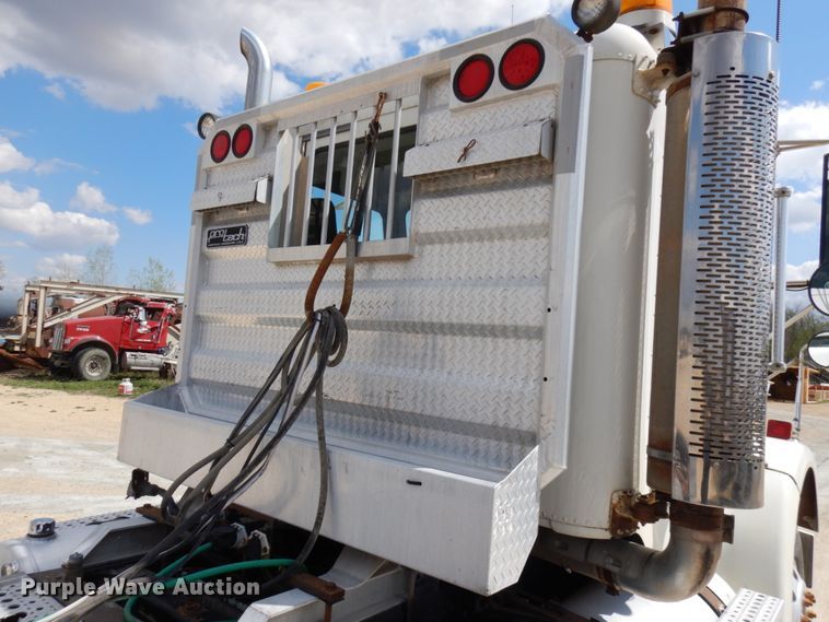 image for item GC9934 2005 Freightliner FLD  semi truck