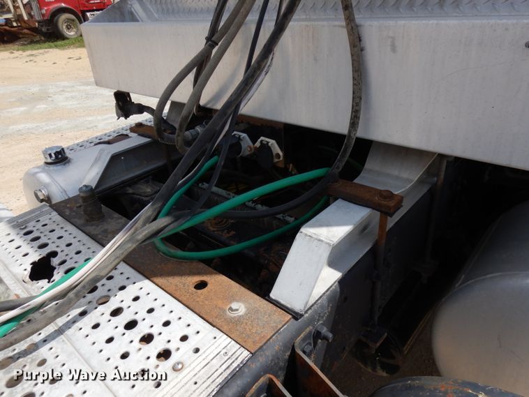 image for item GC9934 2005 Freightliner FLD  semi truck