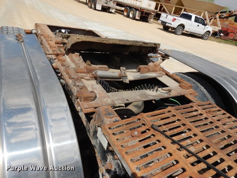 image for item GC9934 2005 Freightliner FLD  semi truck