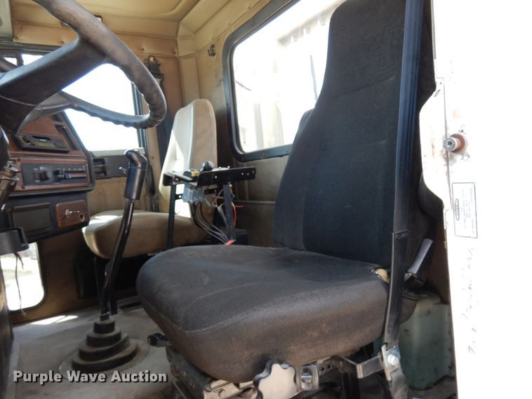 image for item GC9934 2005 Freightliner FLD  semi truck