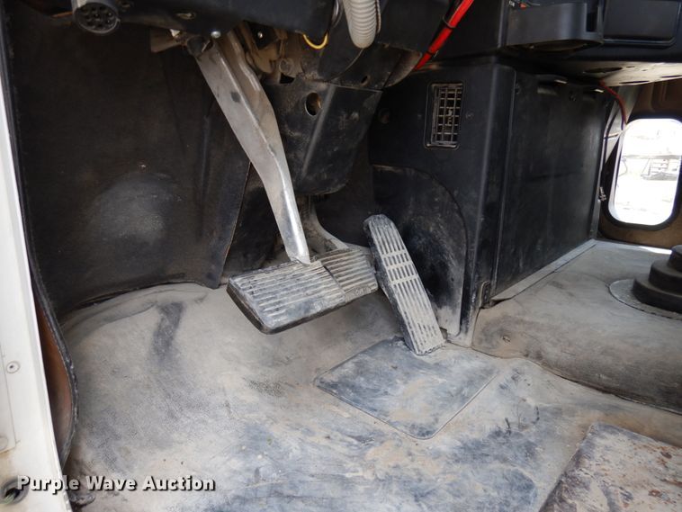 image for item GC9934 2005 Freightliner FLD  semi truck