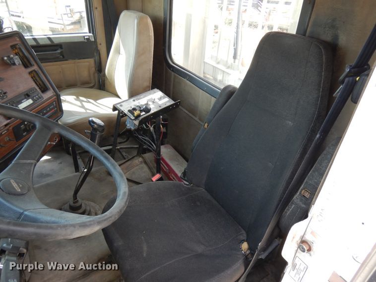 image for item GC9934 2005 Freightliner FLD  semi truck