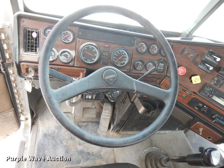 image for item GC9934 2005 Freightliner FLD  semi truck