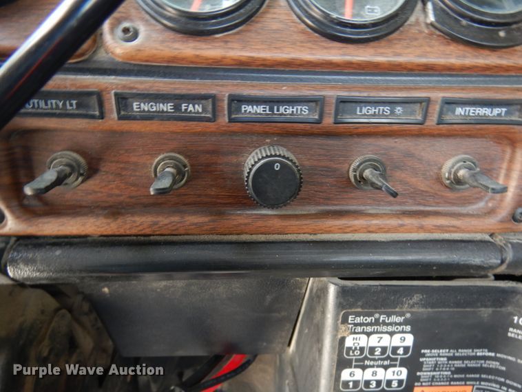 image for item GC9934 2005 Freightliner FLD  semi truck