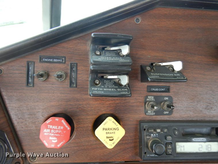 image for item GC9934 2005 Freightliner FLD  semi truck