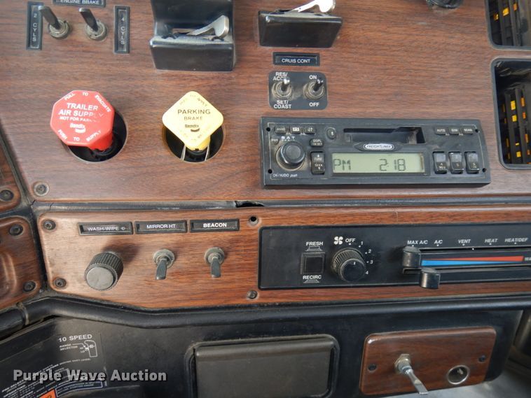 image for item GC9934 2005 Freightliner FLD  semi truck