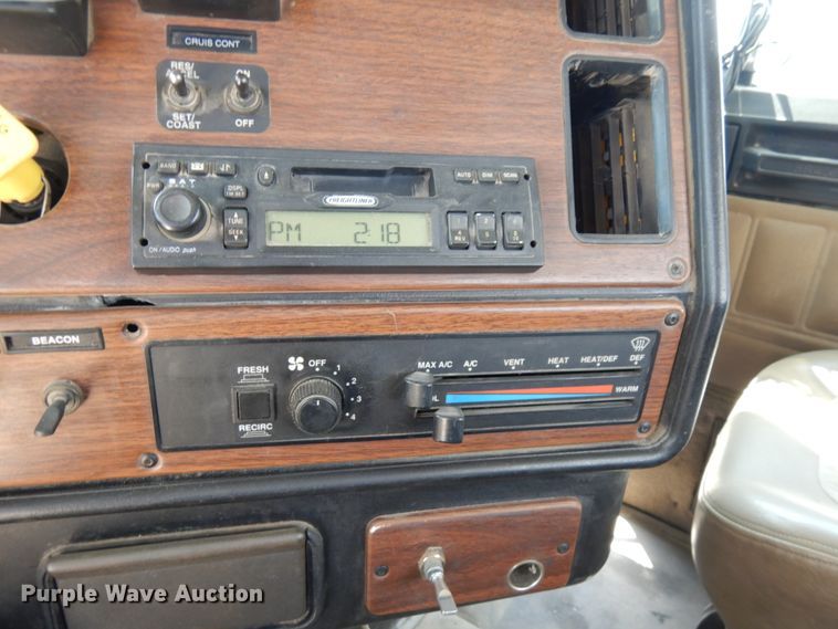 image for item GC9934 2005 Freightliner FLD  semi truck