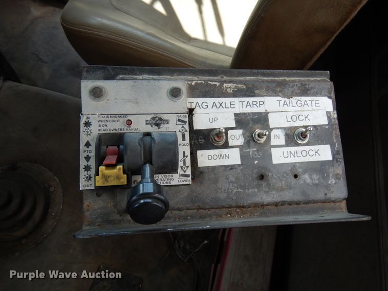 image for item GC9934 2005 Freightliner FLD  semi truck