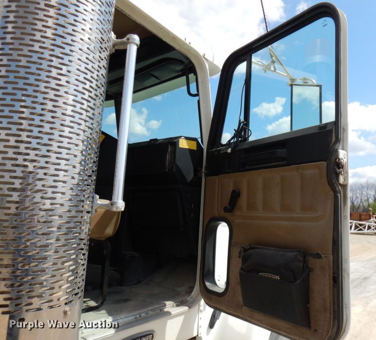 image for item GC9934 2005 Freightliner FLD  semi truck