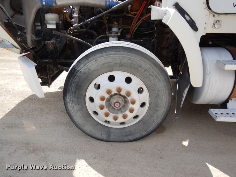 image for item GC9934 2005 Freightliner FLD  semi truck