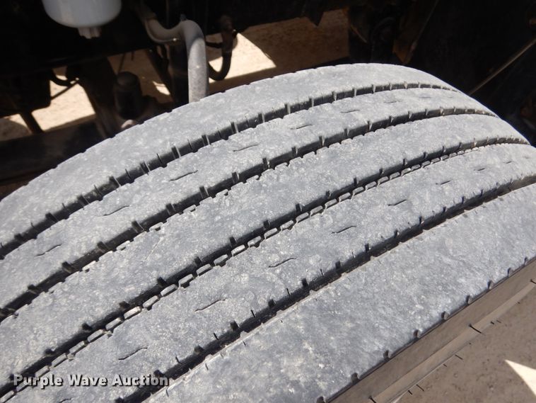 image for item GC9934 2005 Freightliner FLD  semi truck