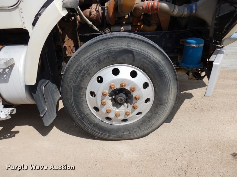 image for item GC9934 2005 Freightliner FLD  semi truck