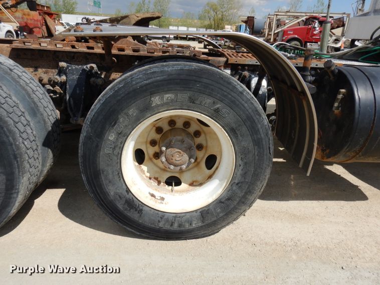 image for item GC9934 2005 Freightliner FLD  semi truck