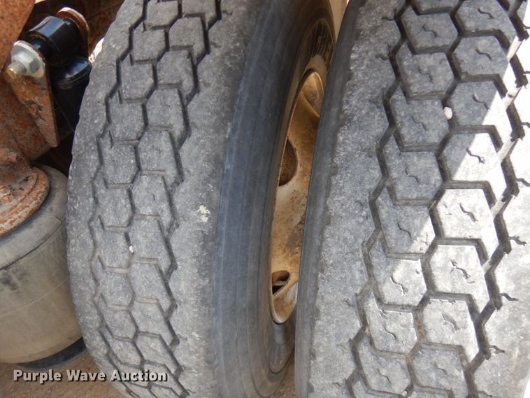 image for item GC9934 2005 Freightliner FLD  semi truck