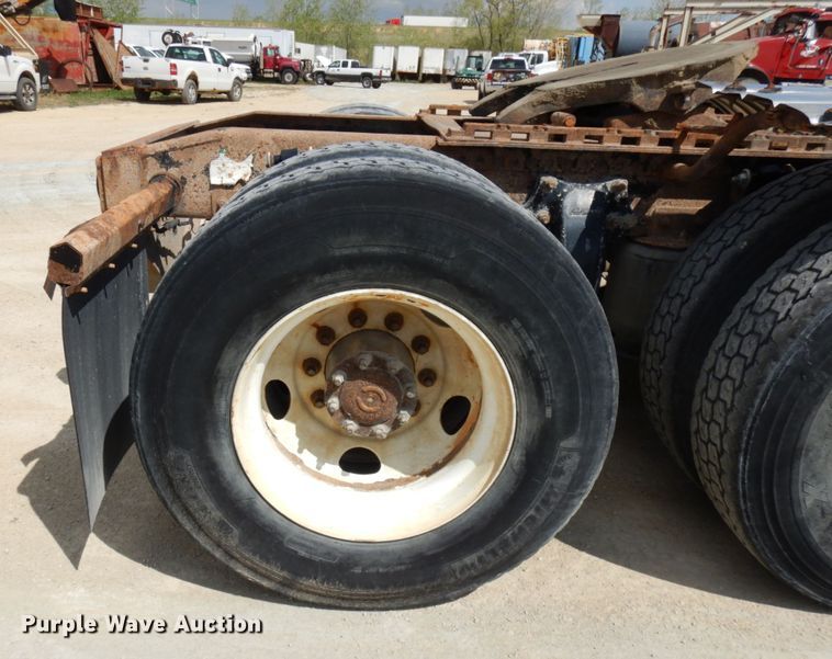 image for item GC9934 2005 Freightliner FLD  semi truck