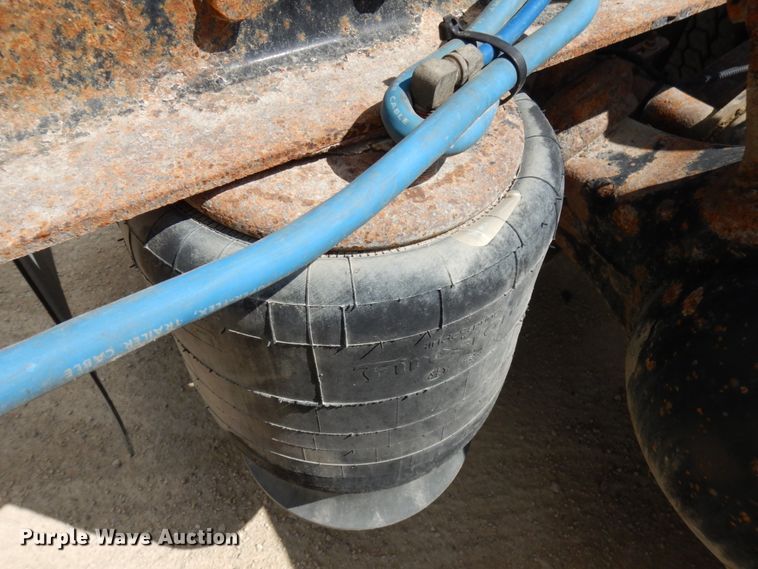 image for item GC9934 2005 Freightliner FLD  semi truck