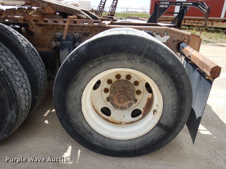 image for item GC9934 2005 Freightliner FLD  semi truck