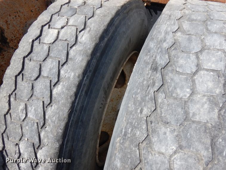 image for item GC9934 2005 Freightliner FLD  semi truck