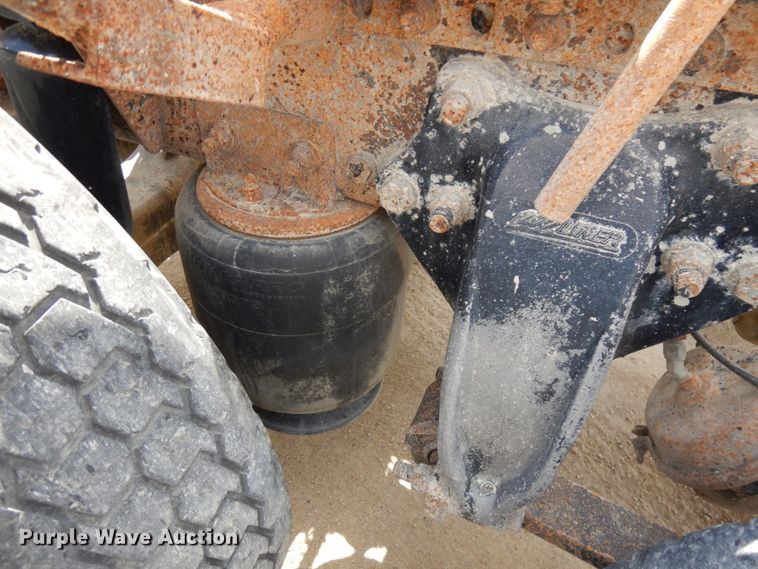 image for item GC9934 2005 Freightliner FLD  semi truck