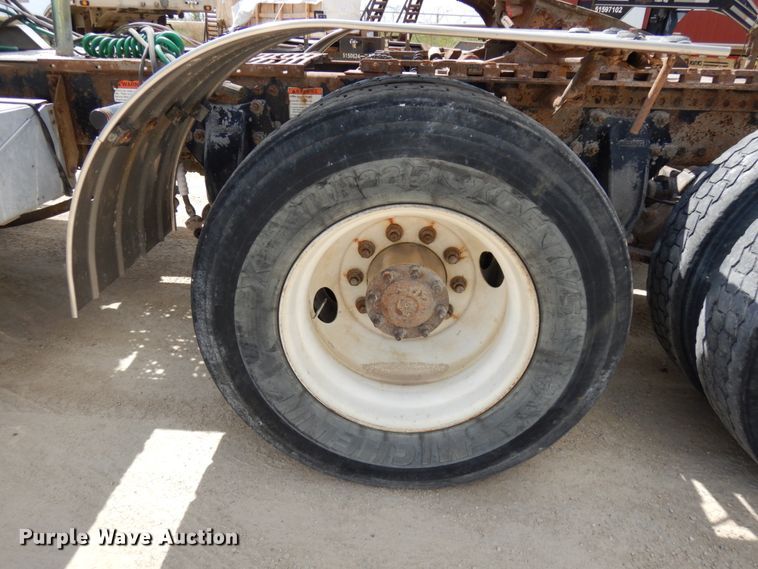 image for item GC9934 2005 Freightliner FLD  semi truck