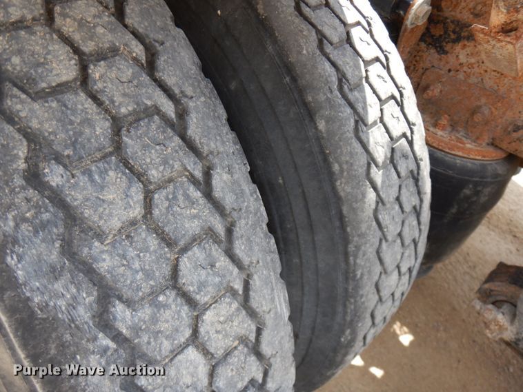 image for item GC9934 2005 Freightliner FLD  semi truck