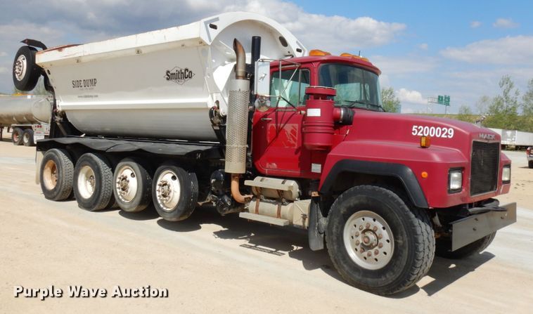 image for item GC9935 2000 Mack RD690S  dump truck