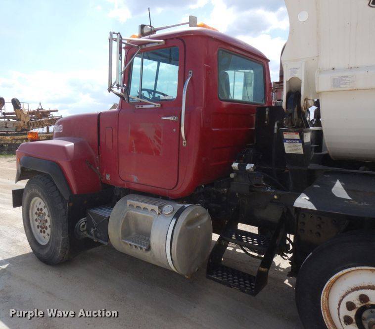 image for item GC9935 2000 Mack RD690S  dump truck