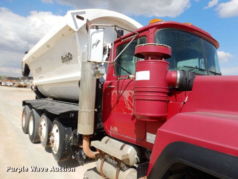 image for item GC9935 2000 Mack RD690S  dump truck