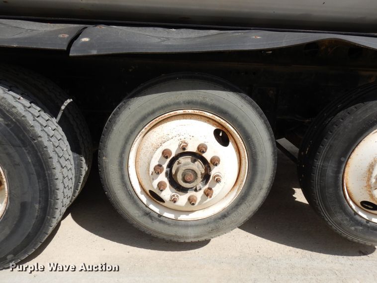 image for item GC9935 2000 Mack RD690S  dump truck