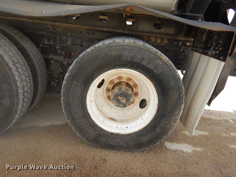 image for item GC9935 2000 Mack RD690S  dump truck