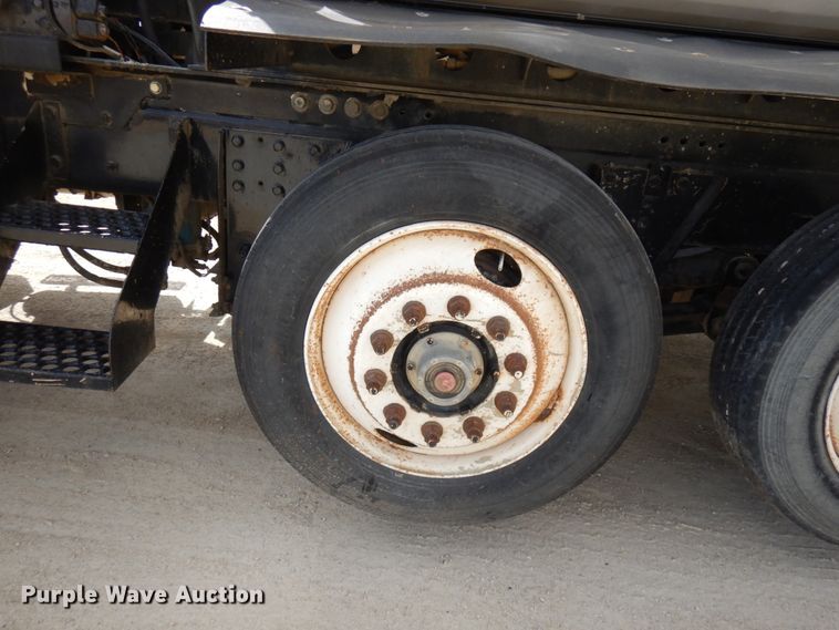 image for item GC9935 2000 Mack RD690S  dump truck