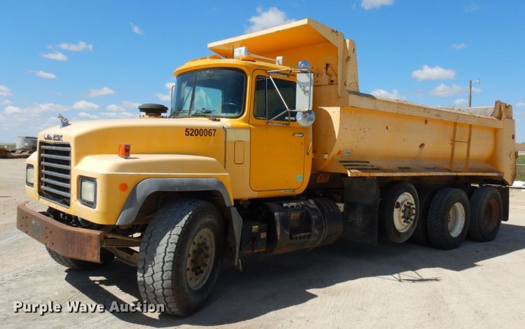 image for item GC9937 2000 Mack RD690S  dump truck