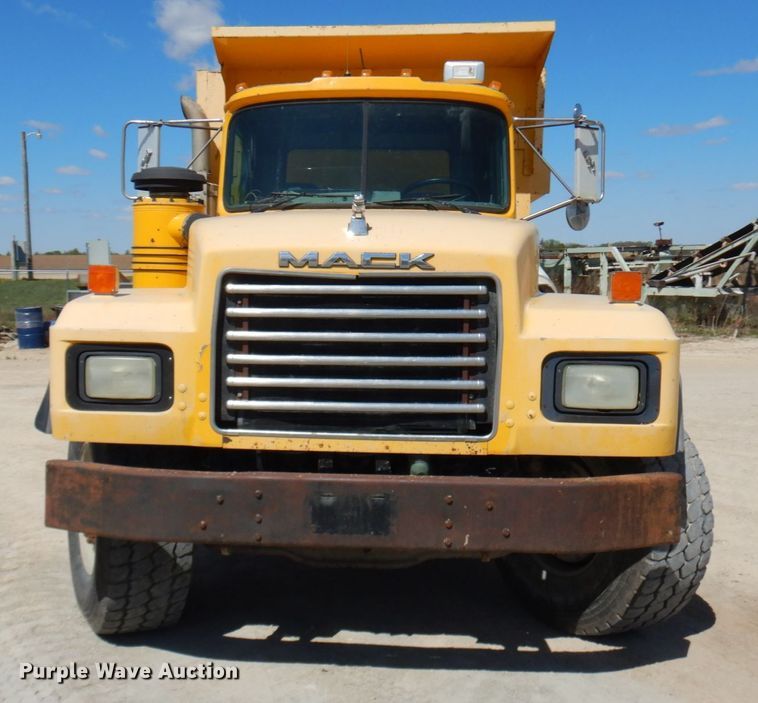image for item GC9937 2000 Mack RD690S  dump truck