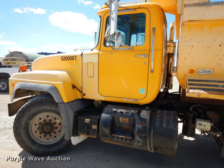 image for item GC9937 2000 Mack RD690S  dump truck