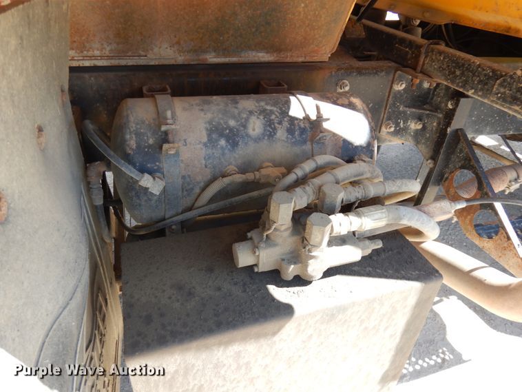 image for item GC9937 2000 Mack RD690S  dump truck