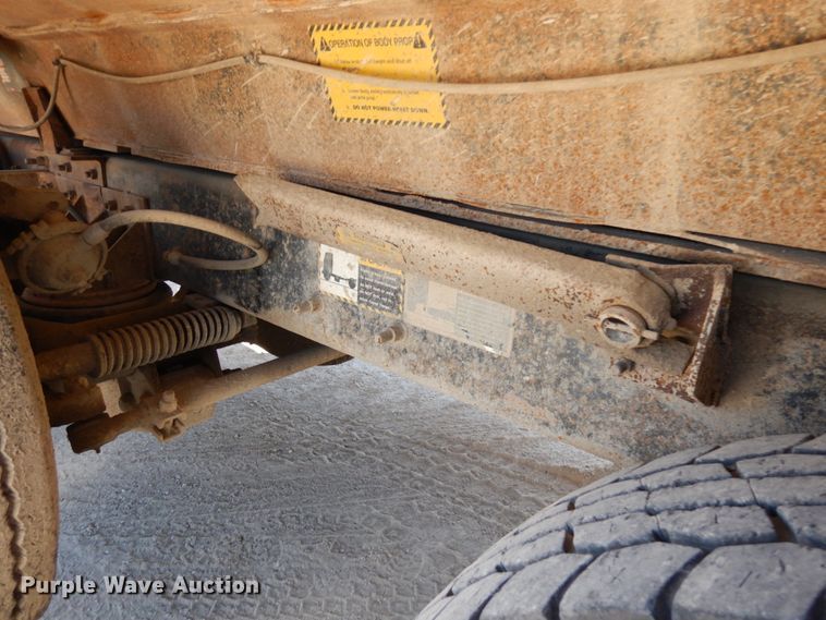 image for item GC9937 2000 Mack RD690S  dump truck